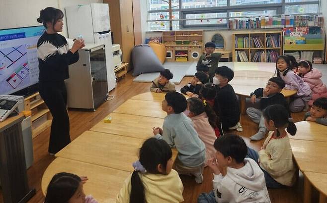 상명대  SW·AI 교육사업단이 충남의 한 초등학교에서 방과후 늘봄학교 프로그램을 운영하고 있다. 상명대 제공