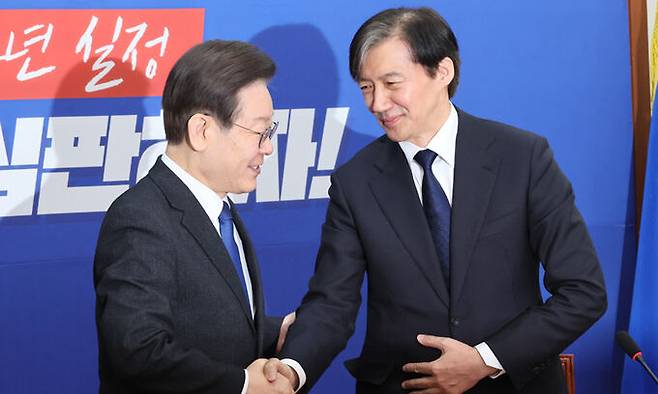 더불어민주당 이재명 대표가 지난 5일 국회에서 취임인사차 예방한 조국혁신당 조국 대표와 악수하고 있다. 연합뉴스