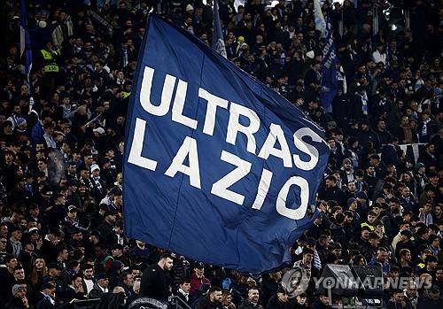 이탈리아 프로축구 라치오의 극렬 서포터 모임 ‘울트라스’ 깃발. 연합뉴스