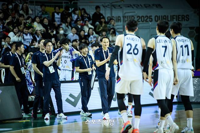 안준호 감독(가운데)과 서동철 코치(왼쪽)이 지난 26일 원주 종합체육관에서 열린 2015FIBA 아시아컵 예선 태국과의 홈경기에서 선수들을 독려하고 있다. ｜대한농구협회 제공