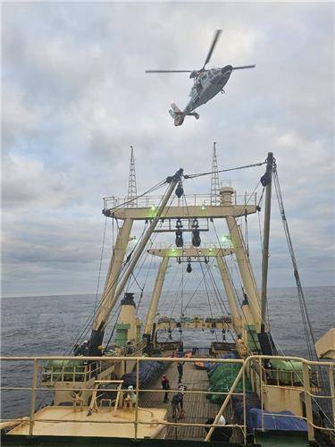 헬기로 응급 환자 이송하는 아르헨티나 해경 [해양경찰청 제공. 재판매 및 DB 금지]