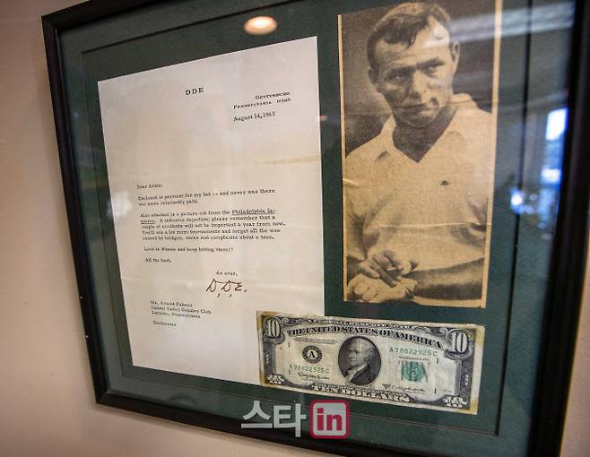1965년 아이젠하워 대통령이 파머와 10달러 내기를 한 뒤 보낸 편지에는 “마지못해 돈을 낸 적은 없었다”라고 적혀 있다. 당시 한동안 우승 없던 파머에게 격려하는 의미였다. (사진=PGA투어)