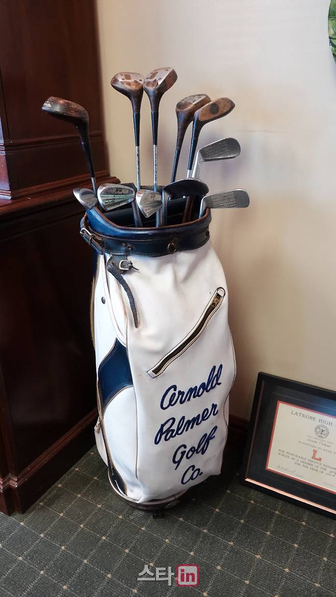 1962년부터 1999년까지 운영되었던 아놀드 파머 골프 회사의 가방과 그가 애용했던 클럽들.(사진=PGA 투어)