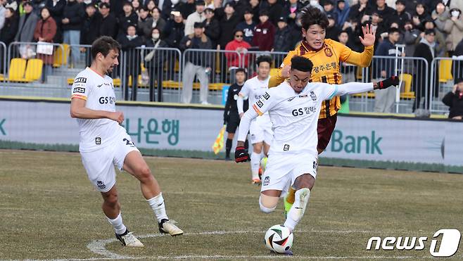 2일 오후 광주축구전용구장에서 열린 하나은행 K리그1 2024 1라운드 광주FC와 FC서울의 후반전 경기에서 서울 린가드가 슛을 시도하고 있다. 2024.3.2/뉴스1 ⓒ News1 김태성 기자