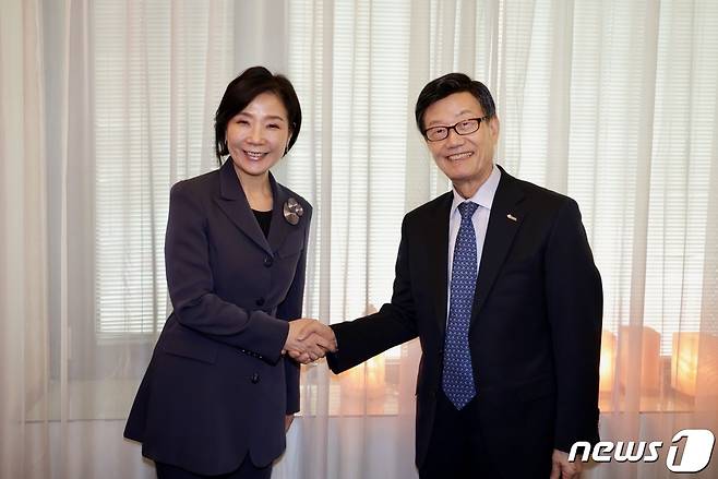 오영주 중소벤처기업부 장관이 윤진식 한국무역협회 신임 회장을 만나 중소벤처기업의 글로벌화 협력 방안을 논의했다.(중소벤처기업부 제공)