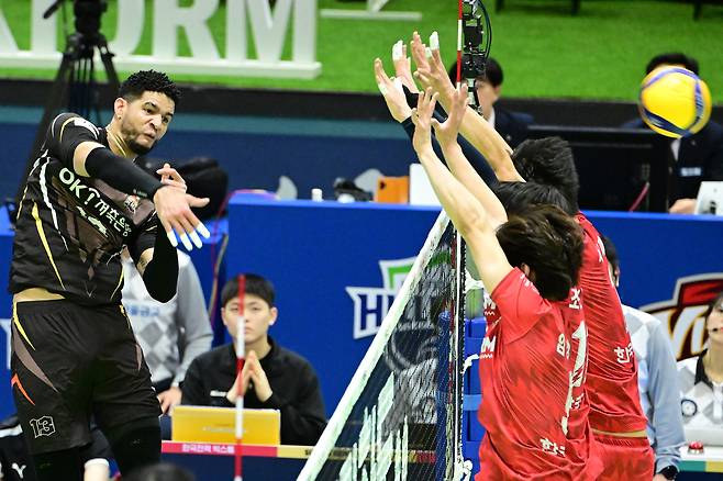 OK금융그룹의 외국인 선수 레오(왼쪽). (KOVO 제공)