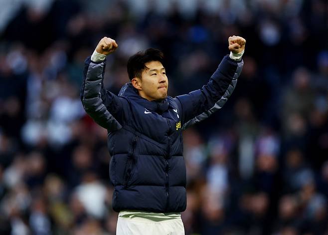 손흥민과 토트넘의 재계약 협상이 더욱 진전되고 있는 모습이다. 과거 해리 케인이 받았던 규모를 뛰어넘는 토트넘 역대 최대 규모의 계약이 될 수 있다. 스페인의 피차헤스는 손흥민의 재계약에 대해 손흥민이 지난 수년간 토트넘에 보인 충성심과 곧 달성할 EPL 300경기 출전 기록 등 토트넘에 대한 그의 헌신을 고려하면, 당연하며 팀에도 좋은 소식이라고 주장했다. 로이터연합뉴스