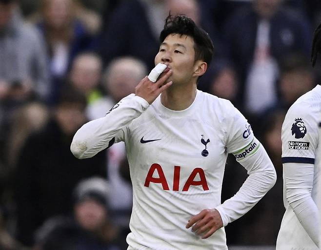 손흥민과 토트넘의 재계약 협상이 더욱 진전되고 있는 모습이다. 과거 해리 케인이 받았던 규모를 뛰어넘는 토트넘 역대 최대 규모의 계약이 될 수 있다. 스페인의 피차헤스는 손흥민의 재계약에 대해 손흥민이 지난 수년간 토트넘에 보인 충성심과 곧 달성할 EPL 300경기 출전 기록 등 토트넘에 대한 그의 헌신을 고려하면, 당연하며 팀에도 좋은 소식이라고 주장했다. 로이터연합뉴스