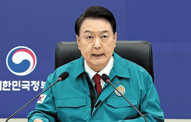 윤석열 대통령이 6일 정부세종청사 중앙재난안전상황실에서 의사 집단행동 중앙재난안전대책본부 회의를 주재하고 있는 모습. 윤 대통령은 이날 의대 증원에 반대하는 의사들의 주장을 직접 반박했다. /뉴시스