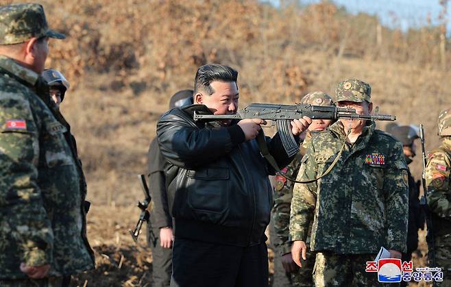 김정은 북한 국무위원장이 지난 6일 북한군 서부지구 중요 작전 훈련기지를 찾아 소총을 들고 사격하는 자세를 취하고 있다. /조선중앙통신·연합뉴스