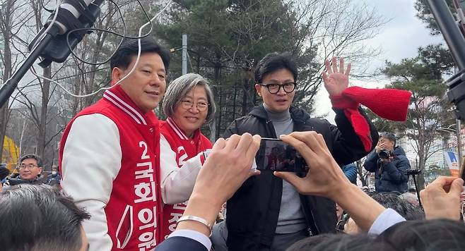 7일 한동훈 국민의힘 비상대책위원장이 22대 총선에서 경기 수원정 지역에 출마하는 이수정 예비후보와 영통구청 사거리를 방문해 지지자들과 인사하고 있다. /김수정 기자