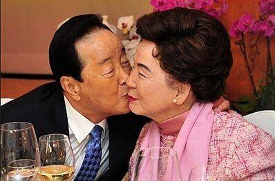 김영삼 전 대통령의 부인 손명순 여사가 7일 별세했다. 향년 96세. 사진은 지난 2011년 3월 4일 오후 서울 중구 롯데호텔에서 열린 회혼식에서 고 김영삼 전 대통령이 부인 손명순 여사에게 입맞춤을 하고 있는 모습. /뉴스1