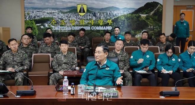 신원식 국방부 장관이 7일 수도방위사령부를 방문해 대비태세를 점검하고, "연습 빌미로 적 도발 시, '선(先) 조치 후(後) 보고'를 넘어 '선 응징 후 보고'할 것"을 지시하고 있다. ⓒ국방부