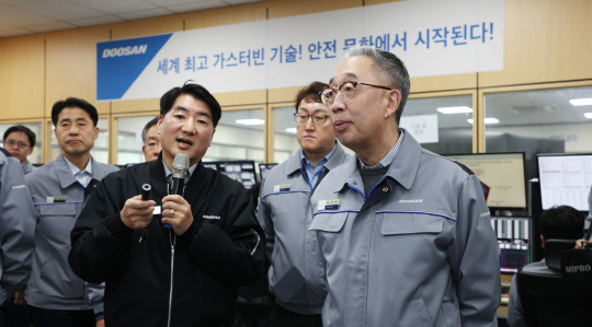 박지원(오른쪽) 두산에너빌리티 회장이 7일 창원 공장을 방문해 초대형 가스터빈 정격부하 성능시험 현장을 살펴보고 있다. 두산에너빌리티 제공