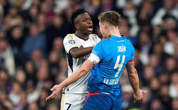 사진=데일리 메일. 라이프치히 선수들이 비니시우스 주니오르의 옐로 카드 판정에 불만을 품었다.