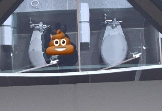 포천화도고속도로 수동휴게소 화장실 천장을 통해 용변칸 내부와 이용자가 훤히 들여다 보이는 모습. 연합뉴스 갈무리