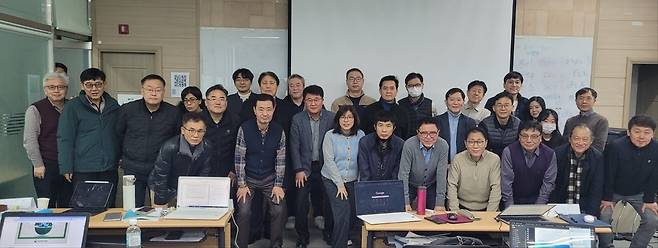 지난 1월말 경영지도사와 기술지도사, 컨설턴트 등 30여명이 서울 서초구 한국경영기술지도사회 교육장에서 ‘중소기업ESG포럼’을 결성하고 함께 사진을 찍었다. 중소기업ESG포럼 제공