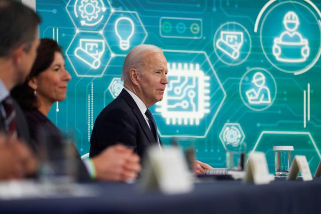 조 바이든(오른쪽) 미국 대통령이 2022년 3월 워싱턴 백악관에서 자국 반도체 산업 공급망 문제와 관련해 정재계 인사들과 화상 회의를 하고 있다. 워싱턴=로이터 연합뉴스