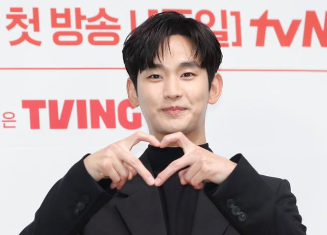 배우 김수현이 7일 서울 구로구 라마다 신도림 호텔에서 진행된 tvN '눈물의 여왕' 제작발표회에서 포즈를 취하고 있다. 뉴스1