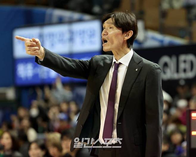 2023-2024 프로농구 서울삼성와 원주DB의 경기가 7일 오후 서울 잠실실내체육관에서 열렸다. 김주성 감독이 선수들에게 지시를 하고 있다. 잠실=김민규 기자 mgkim1@edaily.co.kr /2024.03.07/