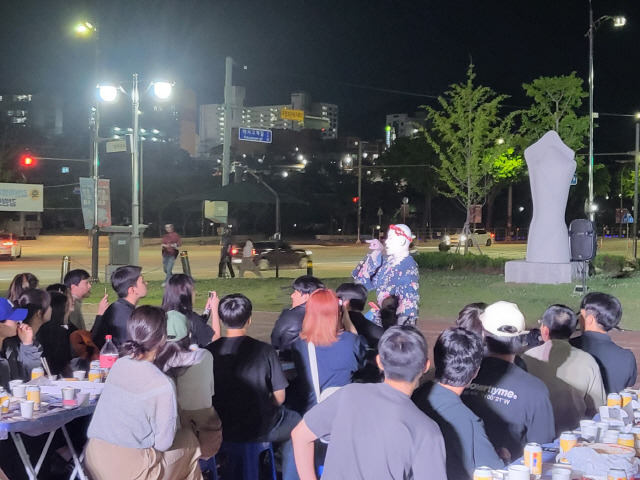 춘천마임축제가 지난 해 축제극장 몸짓 야외광장을 활용해 개최한 네트워크 파티에서 일본 마임이스트 오이카도 이치로가 공연하고 있다.