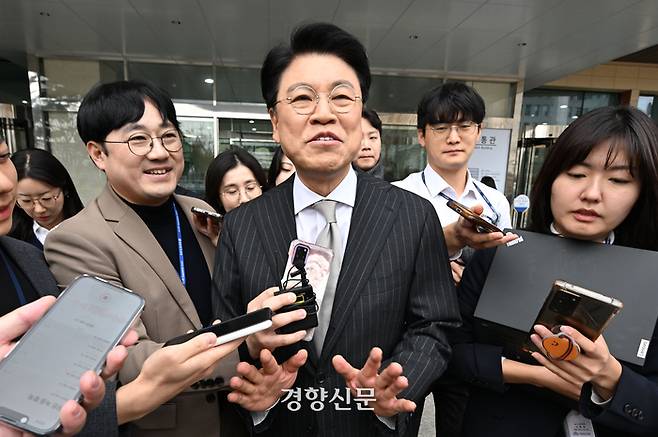 장제원 국민의힘 의원이 지난해 12월12일 국회에서 22대 총선 불출마 선언 기자회견을 마친 뒤 취재진의 질문에 답변하고 있다. 박민규 선임기자