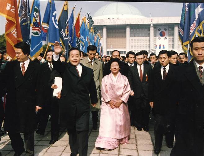 김영삼 전 대통령과 손명순 여사가 지난 1993년 국회에서 열린 김 전 대통령의 취임식에서 인사하고 있다. 연합뉴스