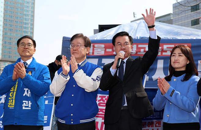 더불어민주연합 윤영덕 공동대표가 7일 경기도 양평군청 앞에 마련된 서울·양평 고속도로 국정농단 진상규명 촉구 농성장 앞에서 열린 양평고속도로 특혜의혹 규탄 기자회견에서 발언을 하고 있다. 왼쪽부터 최재관 더불어민주당 여주시·양평군 후보, 이재명 더불어민주당 대표, 윤 공동대표, 백승아 공동대표. 사진공동취재단