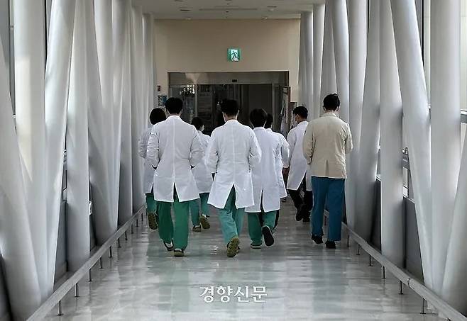 지난달 13일 서울 시내 한 대학병원에서 의료진이 오가고 있다. 조태형 기자