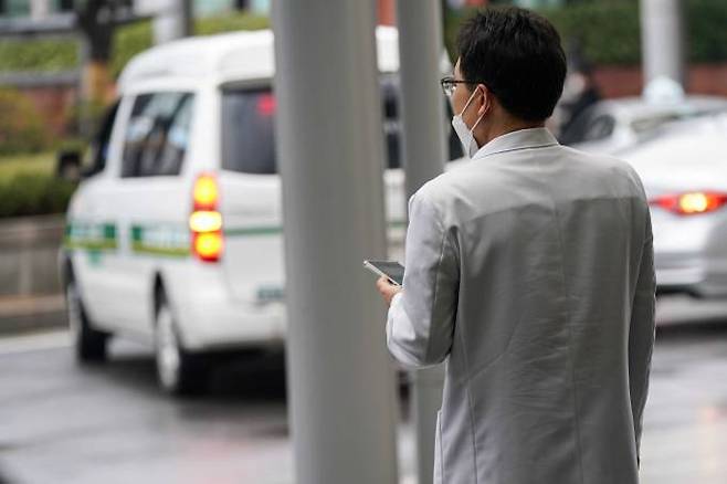 서울의 한 대학병원에서 의료진이 이동하고 있다. 사진=임형택 기자