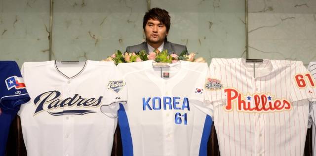 박찬호가 2012년 11월 30일 서울 중구 플라자호텔에서 은퇴 기자회견을 열고 있다. 뉴시스