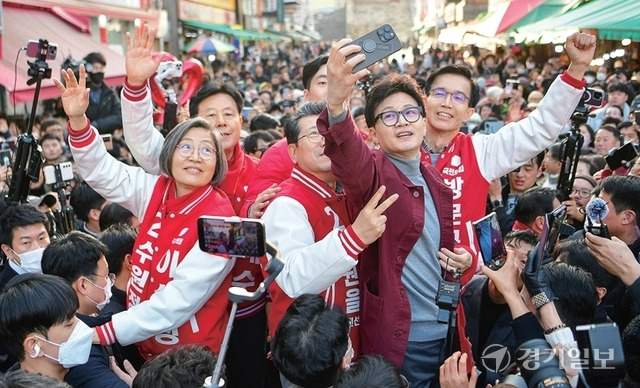 제22대 국회의원선거를 앞두고 국민의힘 한동훈 비상대책위원장과 더불어민주당 이재명 대표가 최대 격전지인 경기도를 찾아 지지를 호소했다. 사진은 7일 한동훈 비대위원장이 수원특례시 지동못골시장에서 예비후보와 함께 유권자들에게 인사하고 있다. 홍기웅기자