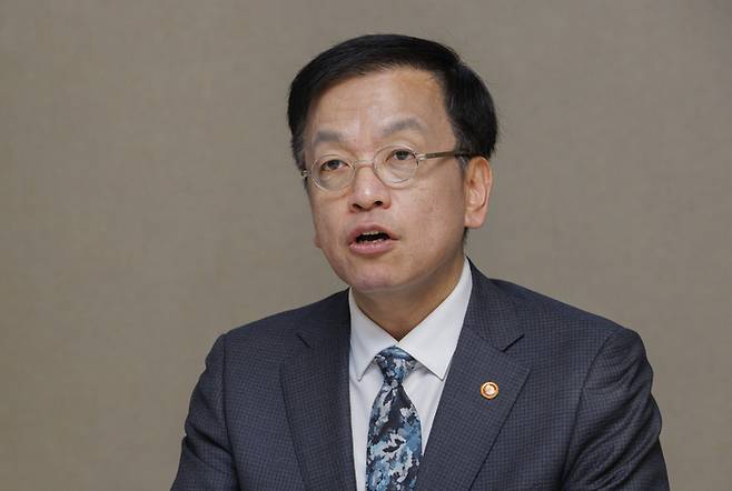 최상목 부총리 겸 기획재정부 장관이 6일 오전 서울 종로구 정부서울청사에서 열린 물가관계장관회의에 참석해 2월 소비자 물가동향 및 대응 방안에 대해 설명하고 있다. [사진 = 연합뉴스]