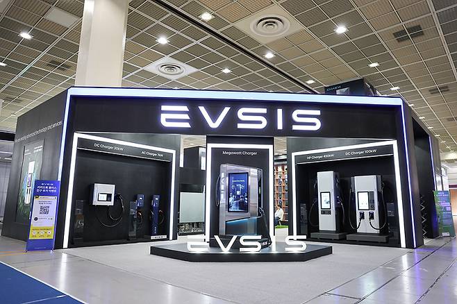 롯데정보통신의 자회사 EVSIS가 6일 코엑스에서 열린 제3회 EV(전기차) 어워즈 2024에서 환경부 장관상인 ‘대한민국 올해의 충전사’를 수상했다고 7일 밝혔다. 사진은 EVSIS 부스의 모습. [출처 = 롯데정보통신]