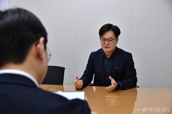 7일 오전 김포시청 2층 소회의실에서 기자와 대화 중인 김병수 김포시장./사진=김포시 제공