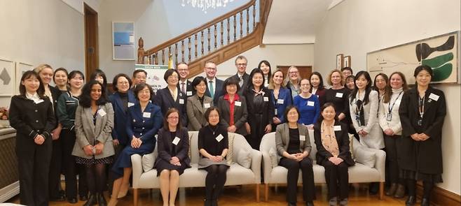 7일 서울 중구 주한영국대사관에서 열린 여성 과학자 세미나의 참석자들이 기념촬영하고 있다./사진제공=주한영국대사관