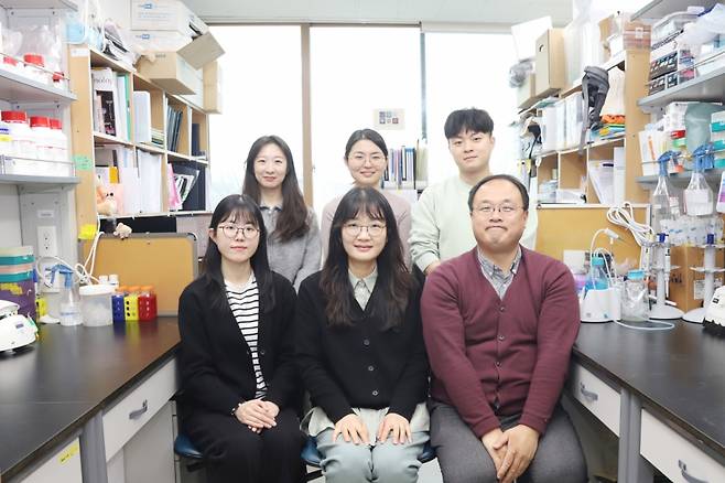 국내 연구팀이 오가노이드에서 장 줄기세포를 대량으로 배양하는 기술을 개발했다.  연구를 진행한 한국생명공학연구원 줄기세포융합연구센터 연구팀/사진=한국생명공학연구원