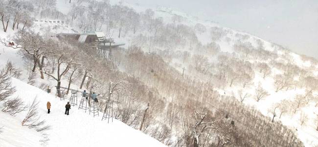 호시노리조트 토마무 스키슬로프 정상 부근을 운해가 자주 깔린다고 해서 ‘운카이(雲海) 테라스’라 부른다. 능선을 따라 경관과 어울리는 조형물을 설치해 놓았는데, 산 아래를 내려다보는 자리에 설치한 커다란 철제의자 ‘클라우드 바(bar)’도 그중 하나다.