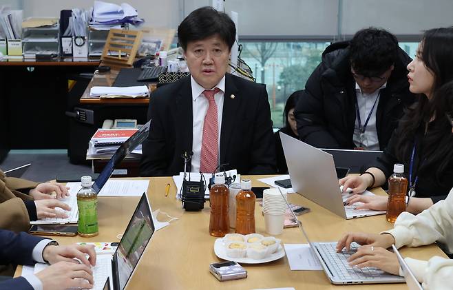 유경준 국민의힘 의원이 6일 국회 사무실에서 공천 배제 관련 기자간담회를 하고 있다. [연합]