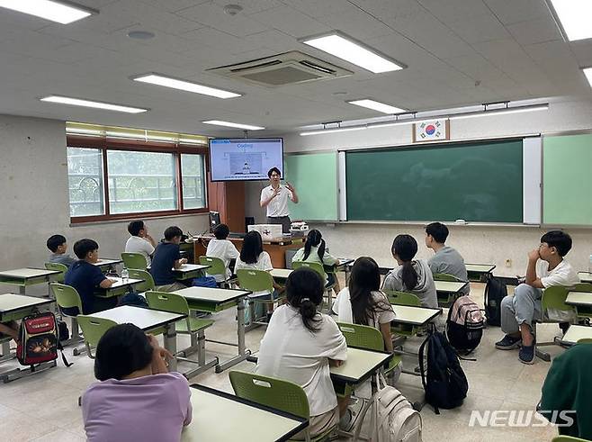 [성남=뉴시스] 성남시가 지난해 드론체험 활성화 지원 공모사업으로 진행한 드론교육 모습. (사진=성남시 제공) 2024.03.07. photo@newsis.com