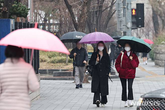 [서울=뉴시스] 권창회 기자 = 전국 대부분 지역에 비 또는 눈이 예보된 7일 오후 서울 시내 거리에서 시민들이 우산을 쓰고 이동하고 있다. 2024.03.07. kch0523@newsis.com