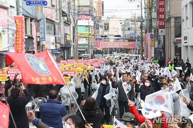 [포항=뉴시스] 안병철 기자 = 포스코지주사 본사·미래기술연구원 포항 이전 범시민대책위원회(위원장 강창호)는 7일 경북 포항 중앙상가 우체국 앞에서 미래기술연구원 포항 이전 약속 이행 및 장인화 회장 내정 원천 무효를 위한 '포항시민 총궐기대회'를 개최했다. 2024.03.07. abc1571@newsis.com