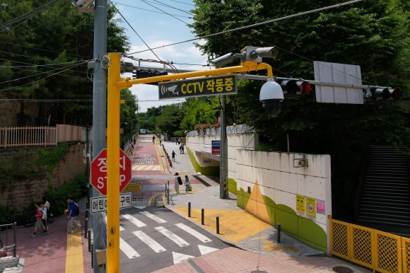 서울 광진구 양진초등학교 앞에 불법 주정차 고정형 무인단속카메라가 설치된 모습. 광진구 제공