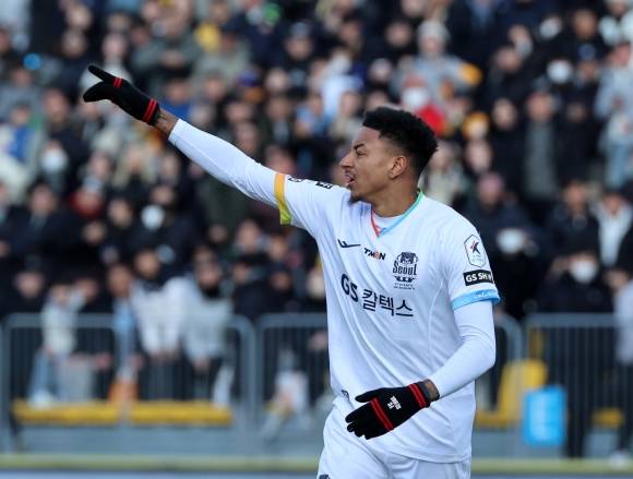 2일 광주축구전용구장에서 열린 광주FC와의 경기에서 K리그에 데뷔한 FC서울의 제시 린가드가 벤치를 향해 소리치고 있다. 연합뉴스