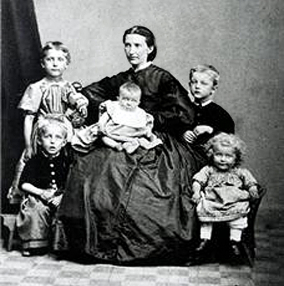 뭉크 가족 가족 사진.  뭉크의 엄마가 막내 잉게르를 안고 있으며, 왼쪽에 서 있는 아이가 소피에, 앉은 아이는 안드레아스, 오른편에 뭉크와 로이라가 있다.