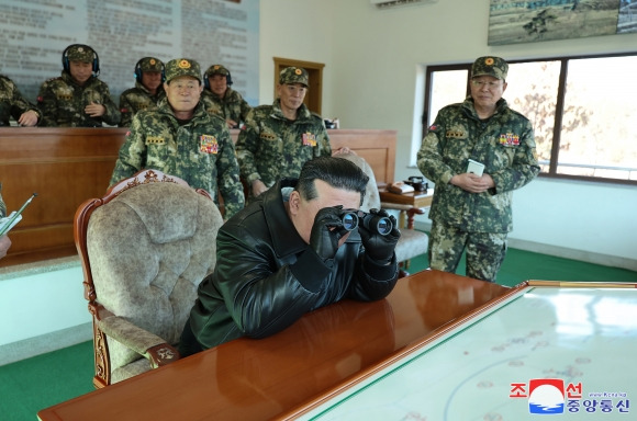 김정은 북한 국무위원장이 군 훈련장을 찾아 실전적 훈련과 전쟁 준비 강화를 당부했다. 김정은 위원장은 지난 6일 북한군 서부지구 중요 작전훈련 기지를 방문해 시설을 돌아보고 훈련을 지도했다고 조선중앙통신이 7일 보도했다.2024.3.7 연합뉴스