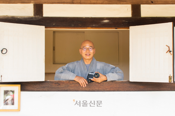 전남 순천 불일암에 머물던 시절의 덕조 스님. 류재민 기자