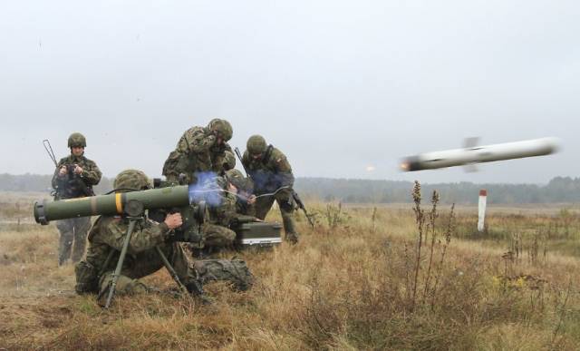 미 육군 보병이 장거리용 ‘스파이크 LR’을 발사하는 모습. 사진 제공=미 육군