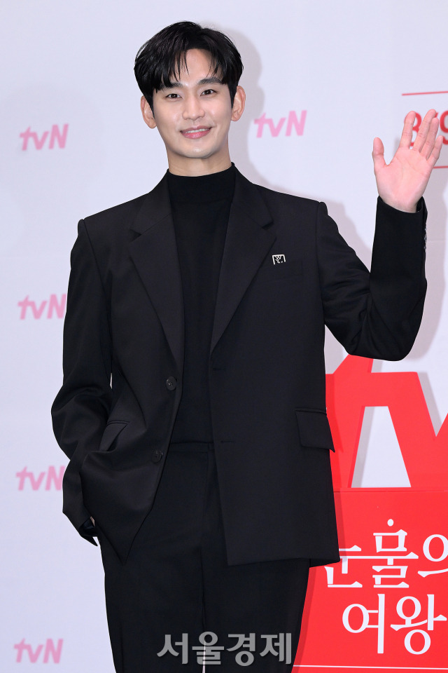 배우 김수현이 7일 오전 서울 구로구 라마다서울 신도림 호텔에서 진행된 tvN 새 토일드라마 ‘눈물의 여왕’(극본 박지은/연출 장영우) 제작발표회에서 포즈를 취하고 있다. 김규빈 기자