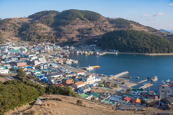 욕지항은 각종 편의시설들이 모여 있는 욕지도 여행의 시작점이다